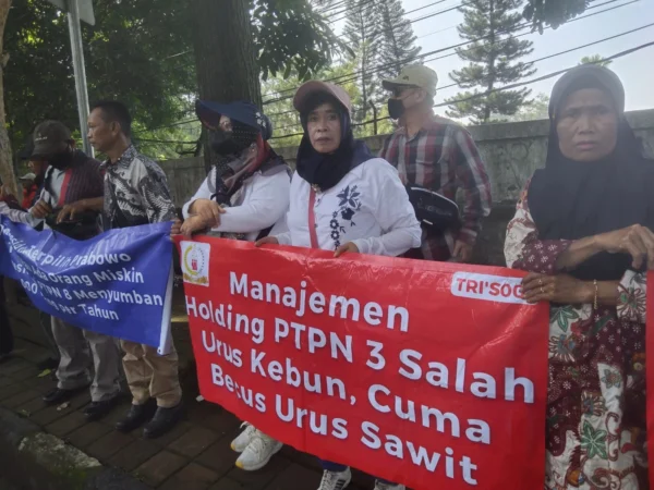 MENUNTUT HAK: Ratusan pensiunan PTPN (PT Perkebunan Nusantara) Jabar-Banten menggeruduk Kantor PTPN 1 Regional 2 di Jalan Sindangsirna, Gegerkalong, Kota Bandung, Selasa 19 November 2024.