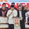 Pasangan calon Gubernur dan Wakil Gubernur Jawa Barat, Jeje Wiradinata dan Ronal Surapradja, memaparkan pandangannya tentang konsep aglomerasi dalam debat publik ketiga di Gedung PT Pendidikan Maritim dan Logistik, Kabupaten Bogor, Sabtu (23/11).