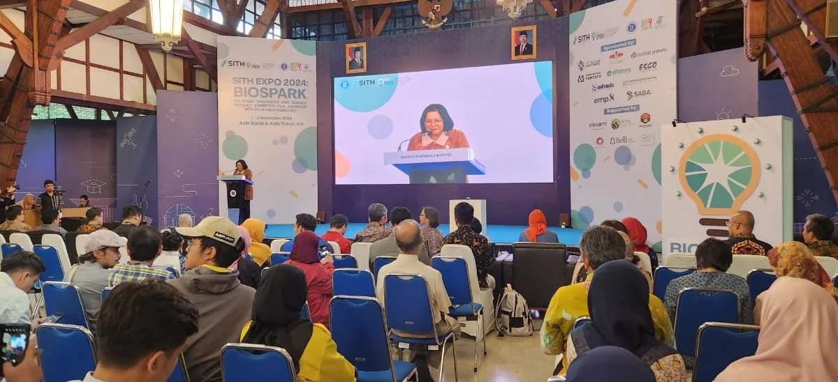 Dekan SITH ITB Prof Endah Sulistyawati saat membuka pameran Biospark ITB 2024 di Aula Barat dan Aula Timur Kampus Ganesha ITB, Jumat, 1 November 2024.