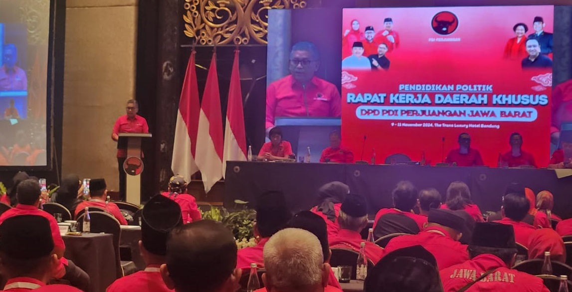 ORASI: Sekretaris Jenderal PDI Perjuangan Hasto Kristiyanto saat Rapat Kerja Daerah Khusus (Rakerdasus) PDI Perjuangan Jabar menjelang pencoblosan Pilkada 2024 di The Trans Luxury Hotel, Kota Bandung, Sabtu, 9 November 2024.