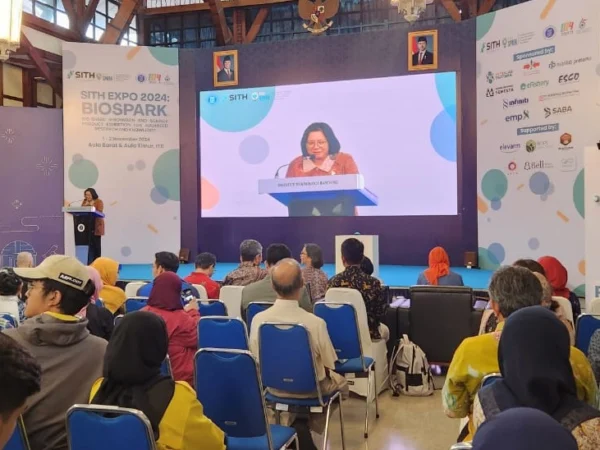 Dekan SITH ITB Prof Endah Sulistyawati saat membuka pameran Biospark ITB 2024 di Aula Barat dan Aula Timur Kampus Ganesha ITB, Jumat, 1 November 2024.