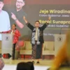 Calon Wakil Gubernur Jabar, Ronal Surapradja, memberikan apresiasi tinggi kepada Jeje Wiradinata dalam debat publik kedua Pilgub Jabar 2024 yang digelar di Ballroom Hotel Patra, Kota Cirebon, Sabtu (16/11),