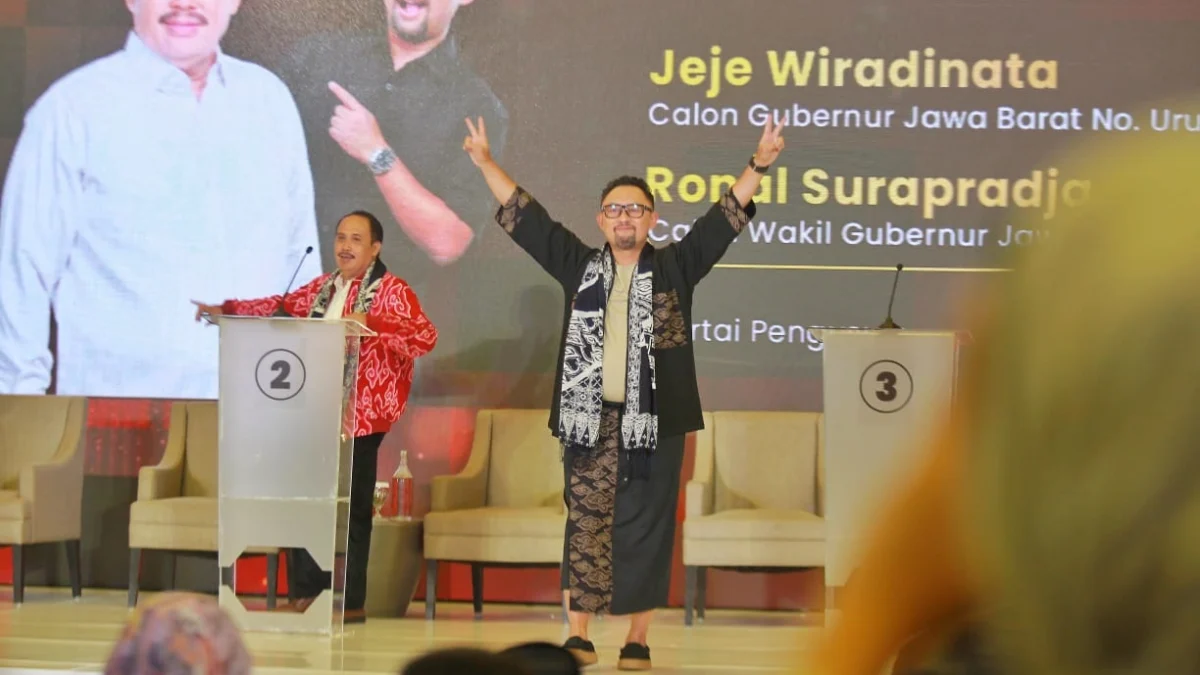 Calon Wakil Gubernur Jabar, Ronal Surapradja, memberikan apresiasi tinggi kepada Jeje Wiradinata dalam debat publik kedua Pilgub Jabar 2024 yang digelar di Ballroom Hotel Patra, Kota Cirebon, Sabtu (16/11),