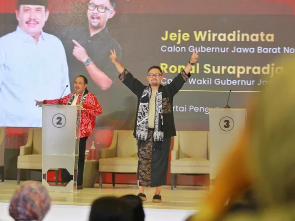 Calon Wakil Gubernur Jabar, Ronal Surapradja, memberikan apresiasi tinggi kepada Jeje Wiradinata dalam debat publik kedua Pilgub Jabar 2024 yang digelar di Ballroom Hotel Patra, Kota Cirebon, Sabtu (16/11),