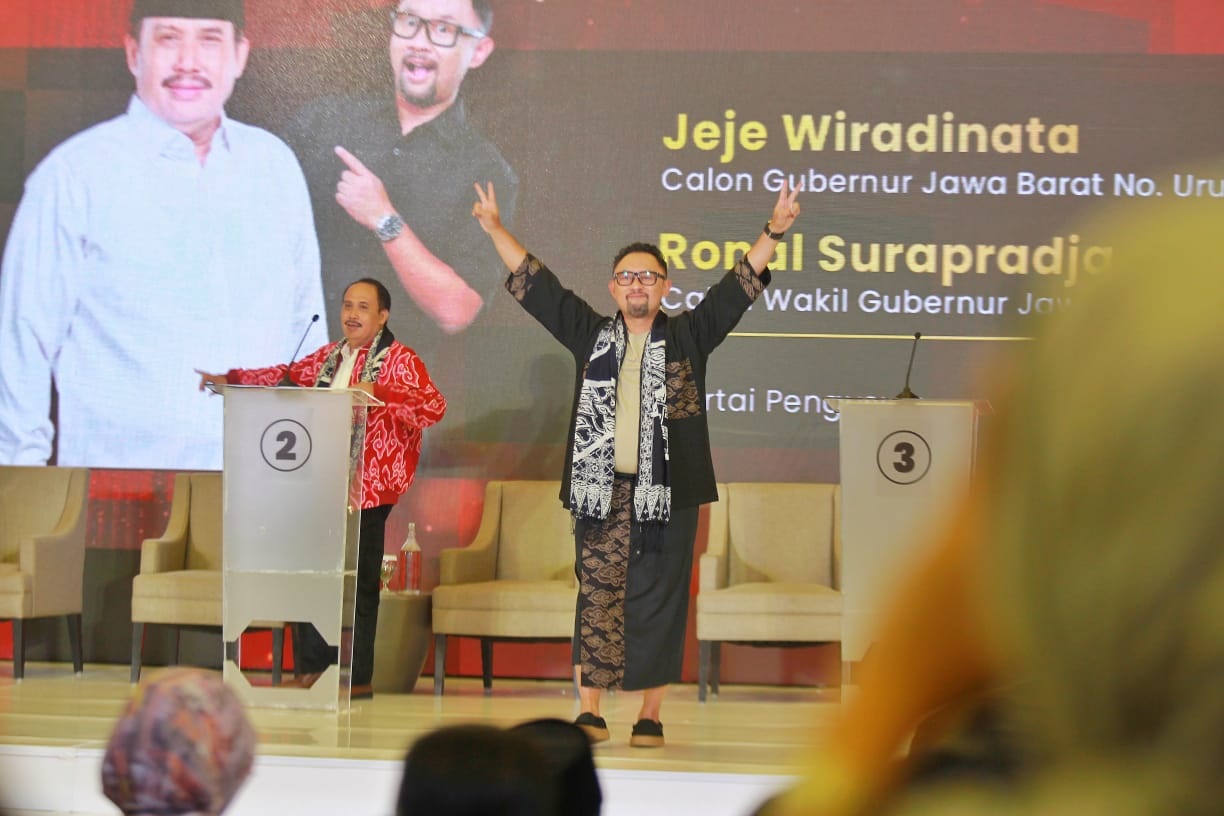 Calon Wakil Gubernur Jabar, Ronal Surapradja, memberikan apresiasi tinggi kepada Jeje Wiradinata dalam debat publik kedua Pilgub Jabar 2024 yang digelar di Ballroom Hotel Patra, Kota Cirebon, Sabtu (16/11),