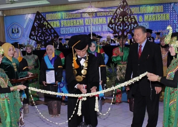 Rektor Universitas Langlangbuana Dr. H.R. AR. Harry Anwar, Drs., SH.MH menggunting pita dalam acara seremonial wisuda Unla Gelombang I T.A. 2024-2025 di Wisma Buana Unla, Sabtu, 23 November 2024 pagi. (ISTIMEWA)