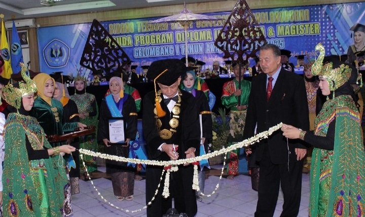 Rektor Universitas Langlangbuana Dr. H.R. AR. Harry Anwar, Drs., SH.MH menggunting pita dalam acara seremonial wisuda Unla Gelombang I T.A. 2024-2025 di Wisma Buana Unla, Sabtu, 23 November 2024 pagi. (ISTIMEWA)