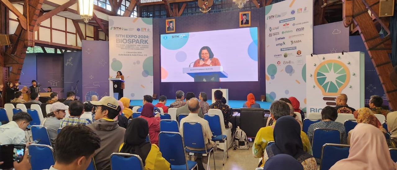 Dekan SITH ITB Prof Endah Sulistyawati saat membuka pameran Biospark ITB 2024 di Aula Barat dan Aula Timur Kampus Ganesha ITB, Jumat, 1 November 2024.