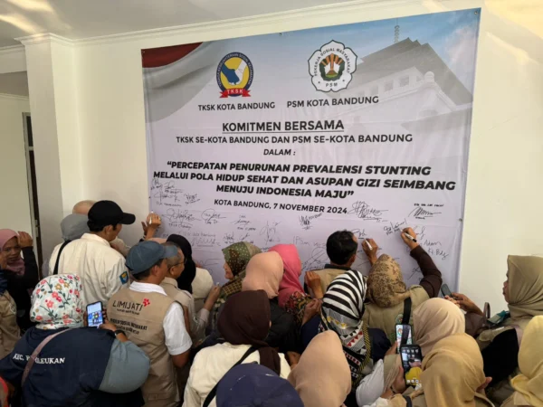 PERANGI STUNTING: Para relawan Tenaga Kesejahteraan Sosial Kecamatan (TKSK) dan Pekerja Sosial Masyarakat (PSM) Kota Bandung melakukan menandatangan komitmen bersama berantas stunting di Aula Dinas Sosial Kota Bandung, Kamis (7/11).