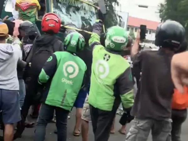 Massa menghentikan pelarian sopir truk yang lakukan aksi tabrak lari di Cipondoh, Tangerang, Kamis (31/10/2024). (X/awaa)