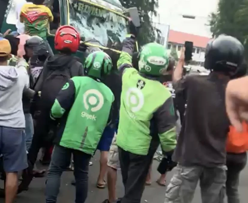 Massa menghentikan pelarian sopir truk yang lakukan aksi tabrak lari di Cipondoh, Tangerang, Kamis (31/10/2024). (X/awaa)