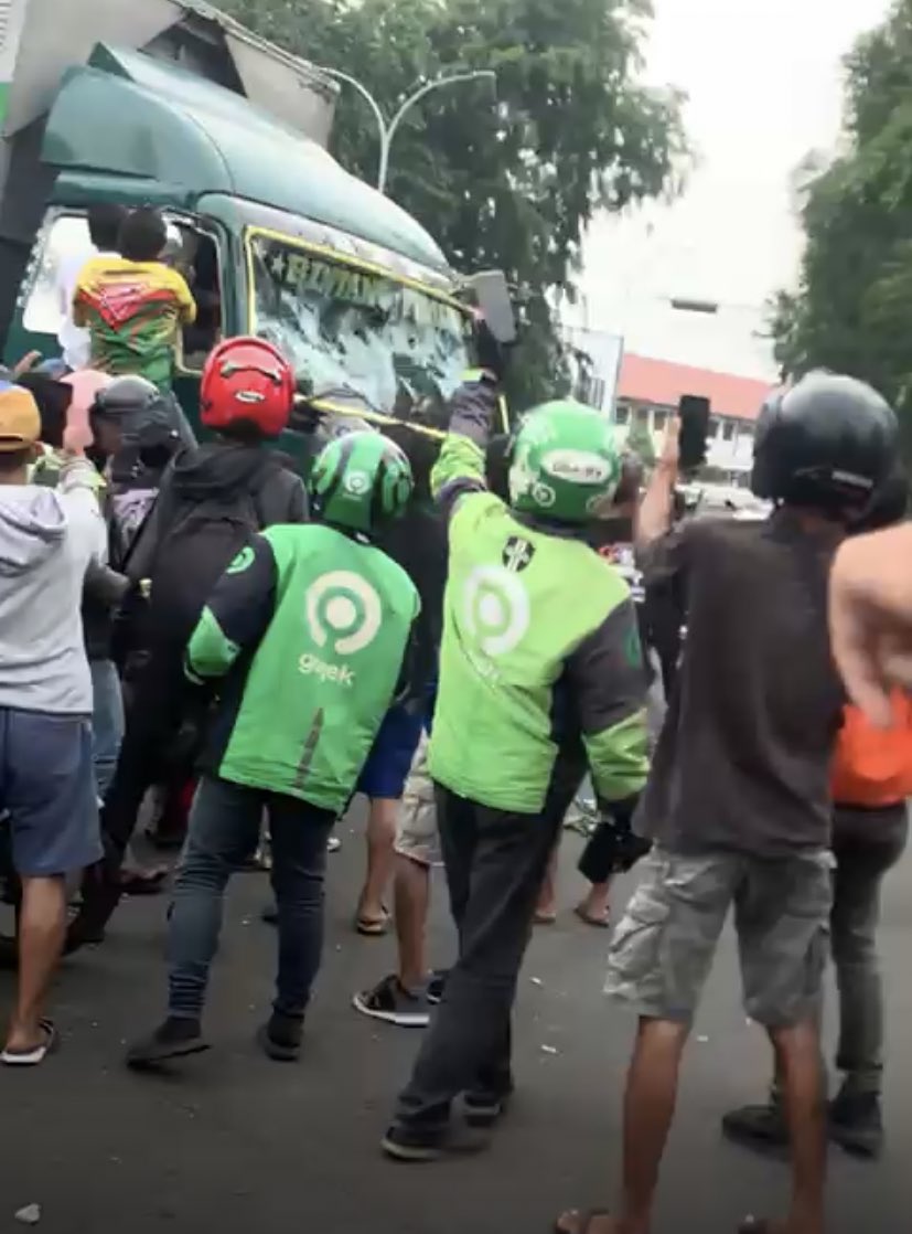 Massa menghentikan pelarian sopir truk yang lakukan aksi tabrak lari di Cipondoh, Tangerang, Kamis (31/10/2024). (X/awaa)