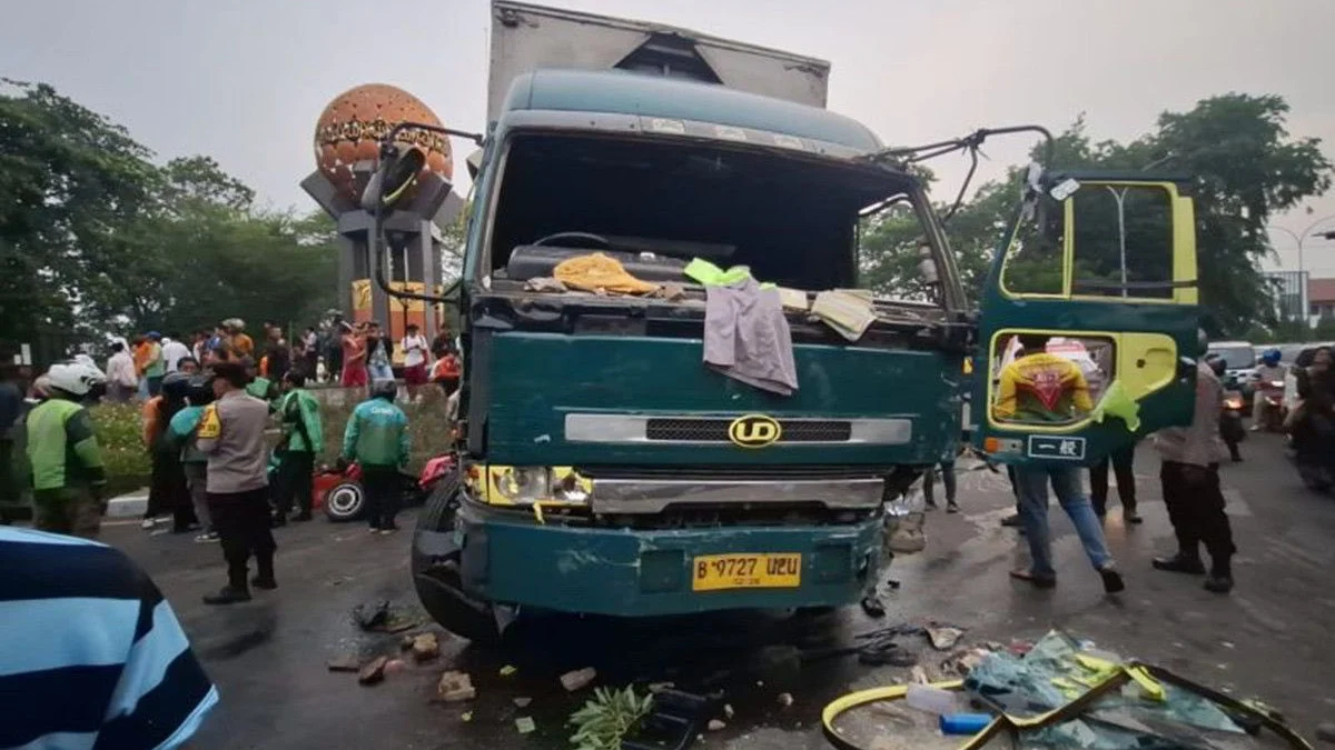 Berikut kronologi insiden mengerikan dan daftar korban tragedi sopir truk yang ugal-ugalan di Cipondoh, ada 7 orang terluka. (foto: X/twitter)