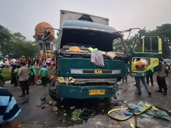 Berikut kronologi insiden mengerikan dan daftar korban tragedi sopir truk yang ugal-ugalan di Cipondoh, ada 7 orang terluka. (foto: X/twitter)