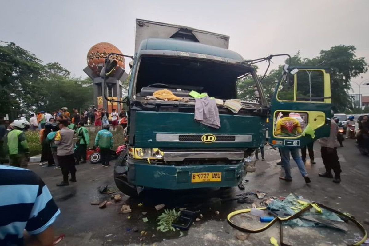 Berikut kronologi insiden mengerikan dan daftar korban tragedi sopir truk yang ugal-ugalan di Cipondoh, ada 7 orang terluka. (foto: X/twitter)