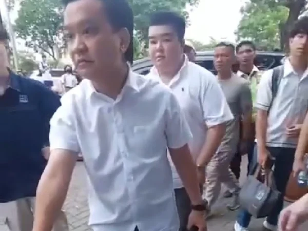 Viral video Ivan Sugianto memaksa siswa bersujud di SMA Gloria 2 Surabaya memicu kemarahan publik. Akun IG Sang Istri Jadi Sorotan