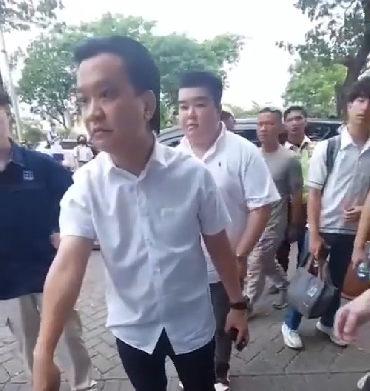 Viral video Ivan Sugianto memaksa siswa bersujud di SMA Gloria 2 Surabaya memicu kemarahan publik. Akun IG Sang Istri Jadi Sorotan