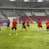 Kondisi lapangan Stadion Utama Gelora Bung Karno (GBK) jelang pertandingan Timnas Indonesia vs Jepang.