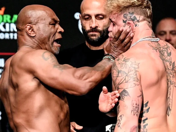 Respon Jake Paul setelah ditampar Mike Tyson pada saat face-off. Laga ini menjadi kontroversi yang akan disiarkan secara langusng di Netflix.