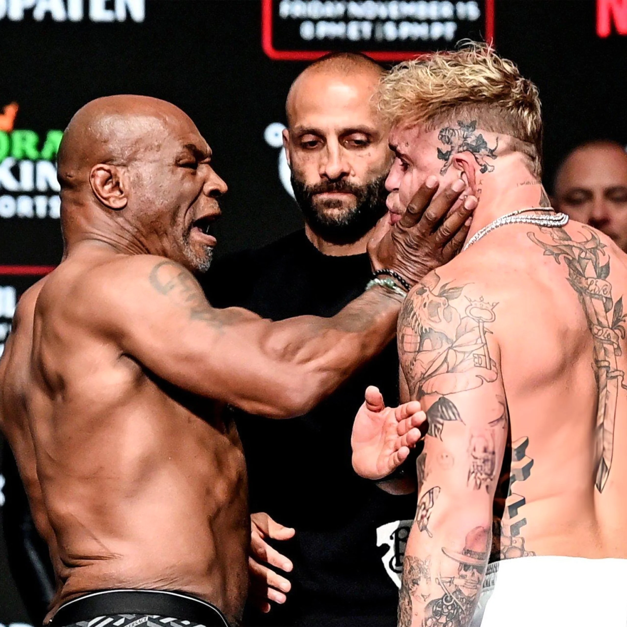 Respon Jake Paul setelah ditampar Mike Tyson pada saat face-off. Laga ini menjadi kontroversi yang akan disiarkan secara langusng di Netflix.