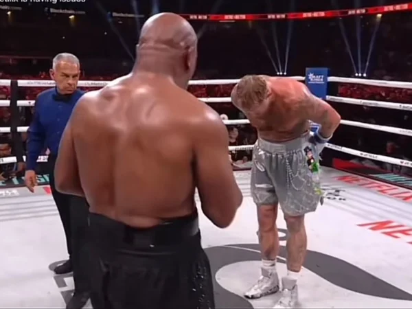 Pertandingan tinju antara Mike Tyson dan Jake Paul, termasuk bayaran fantastis keduanya. Berapa bayaran mereka?