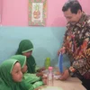 PJ Bupati Bogor Bachril Bakri saat meninjau makan bergizi gratis di SDN Pakansari, Jumat (1/11). Foto : Diskominfo Kab Bogor