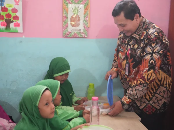 PJ Bupati Bogor Bachril Bakri saat meninjau makan bergizi gratis di SDN Pakansari, Jumat (1/11). Foto : Diskominfo Kab Bogor