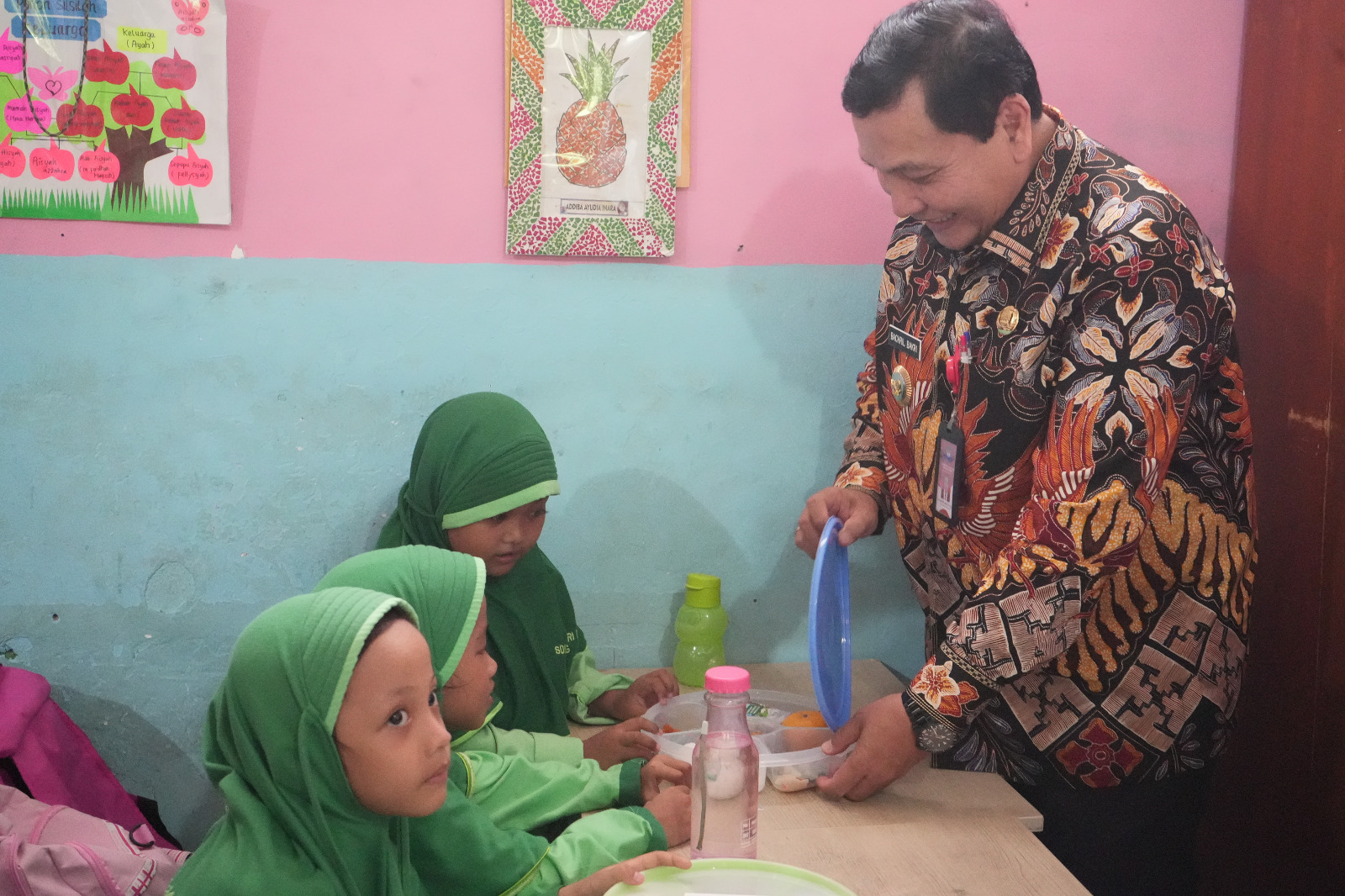 PJ Bupati Bogor Bachril Bakri saat meninjau makan bergizi gratis di SDN Pakansari, Jumat (1/11). Foto : Diskominfo Kab Bogor