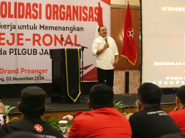 Calon Gubernur Jeje Wiradinata saat membakar semangat Kader Pemuda Demokrat Indonesia, Minggu (3/11).