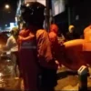 Tim gabungan tengah melakukan evakuasi warga terdampak banjir menggunakan perahu karet