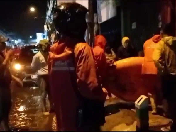 Tim gabungan tengah melakukan evakuasi warga terdampak banjir menggunakan perahu karet