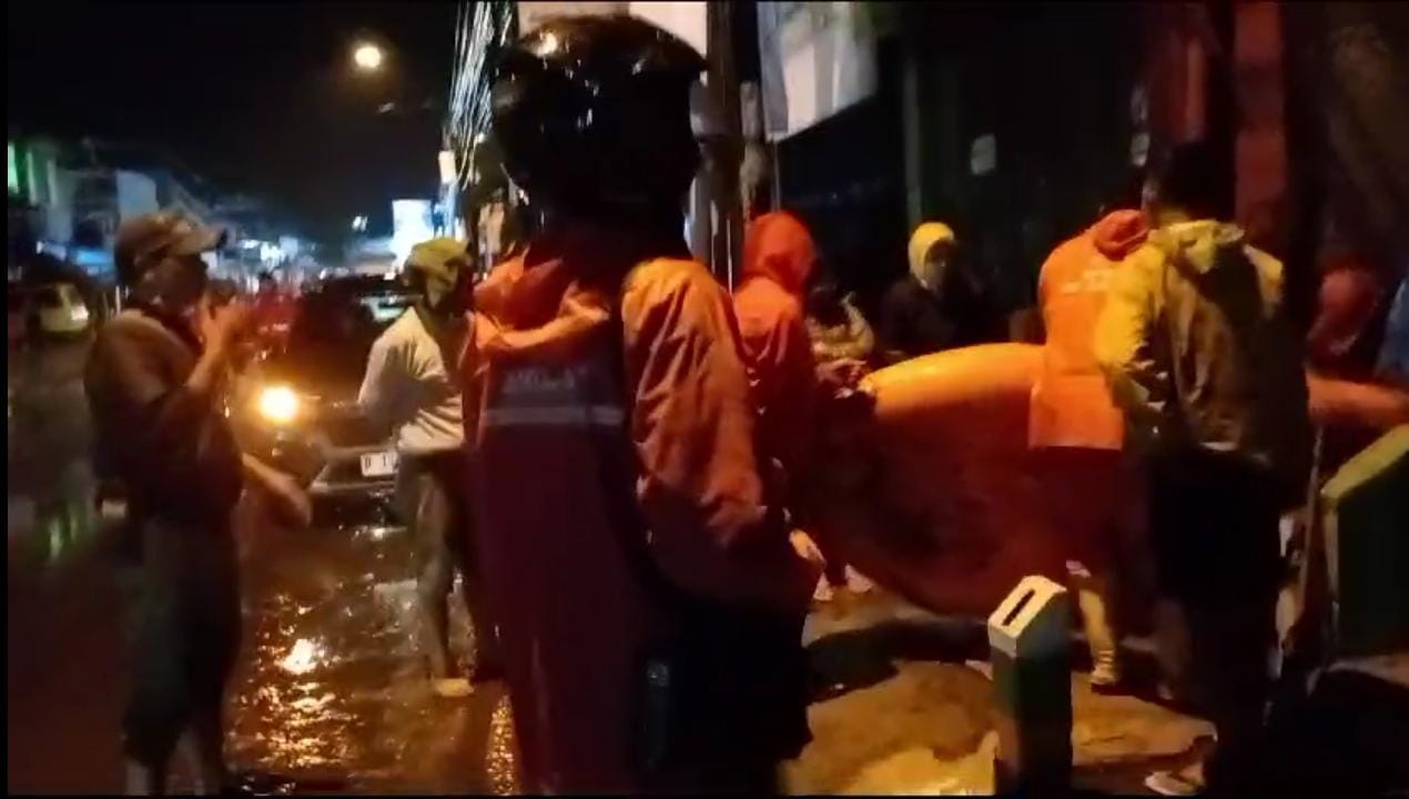 Tim gabungan tengah melakukan evakuasi warga terdampak banjir menggunakan perahu karet