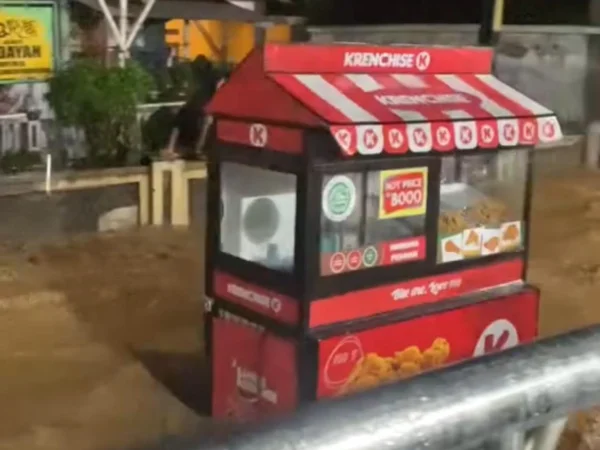 Roda Etalase Ayam Goreng Terbawa Arus Deras Banjir di Pameungpeuk, Kabupaten Bandung. Foto Istimewa