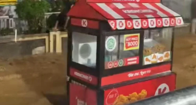 Roda Etalase Ayam Goreng Terbawa Arus Deras Banjir di Pameungpeuk, Kabupaten Bandung. Foto Istimewa