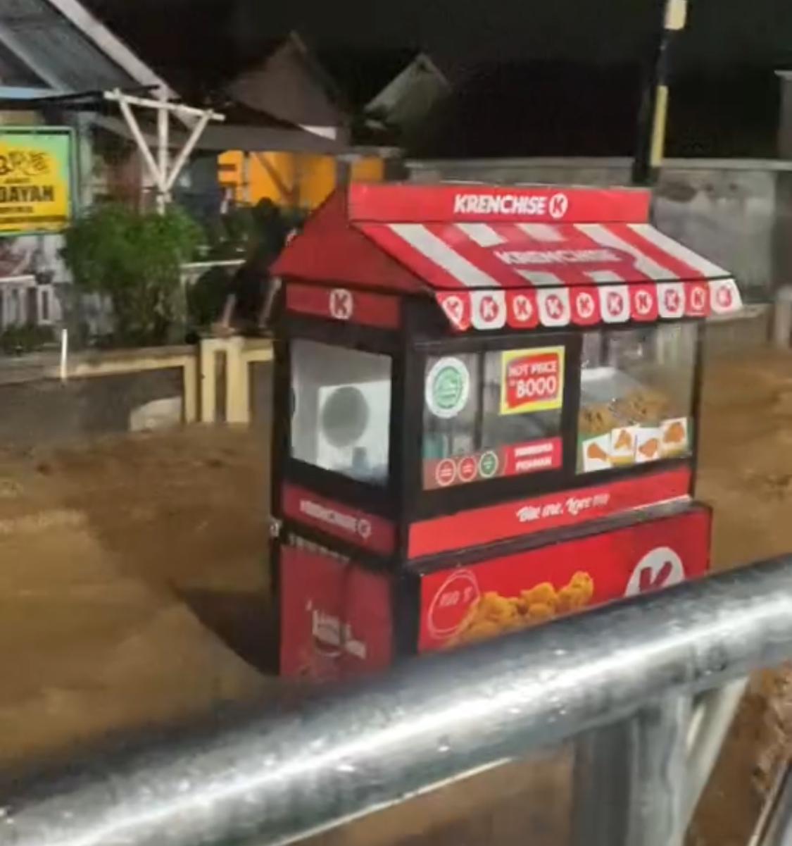 Roda Etalase Ayam Goreng Terbawa Arus Deras Banjir di Pameungpeuk, Kabupaten Bandung. Foto Istimewa