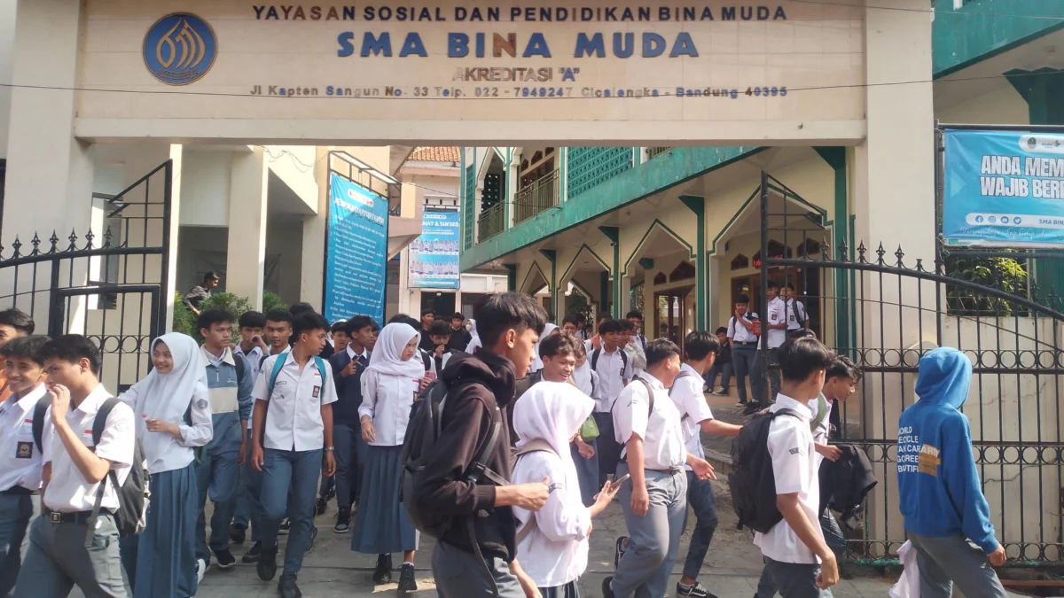 Para siswa-siswi SMA Bina Muda yang berlokasi di Desa Tenjolaya, Kecamatan Cicalengka, Kabupaten Bandung berbondong pulang usai melaksanakan KBM. (Yanuar/Jabar Ekspres)