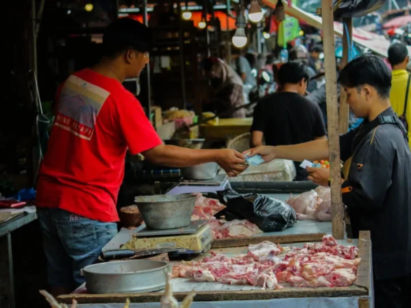 Foto ilustrasi : harga kepokmas naik serentak di pasar Kota Bandung (dok jabar ekspres)