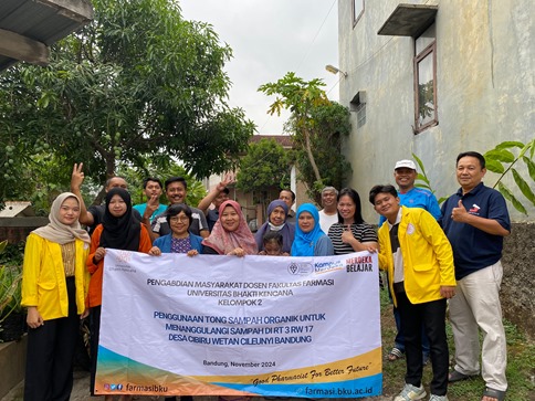 Penggunaan Tong Sampah Organik untuk Menanggulangi Sampah di Desa Cibiru Wetan RT 3 RW 17 Cileunyi Bandung (Foto: Tim Pengabdian Masyarakat Kelompok 2 Universitas Bhakti Kencana)