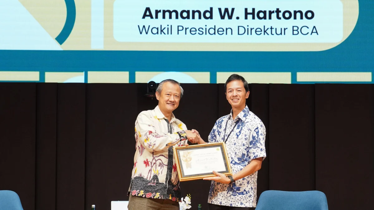 Wakil Presiden Direktur BCA Armand W. Hartono (kanan) menerima sertifikat apresiasi dari Rektor Universitas Katolik Parahyangan (UNPAR) Tri Basuki Joewono (kiri), setelah menjadi pemateri dalam kuliah umum bertema _Infinite Journey: Priceless Inspiration from BCA_ (08/11).