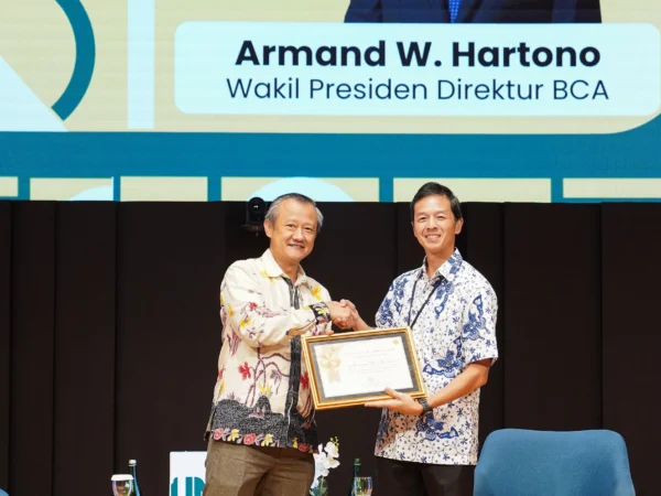 Wakil Presiden Direktur BCA Armand W. Hartono (kanan) menerima sertifikat apresiasi dari Rektor Universitas Katolik Parahyangan (UNPAR) Tri Basuki Joewono (kiri), setelah menjadi pemateri dalam kuliah umum bertema _Infinite Journey: Priceless Inspiration from BCA_ (08/11).