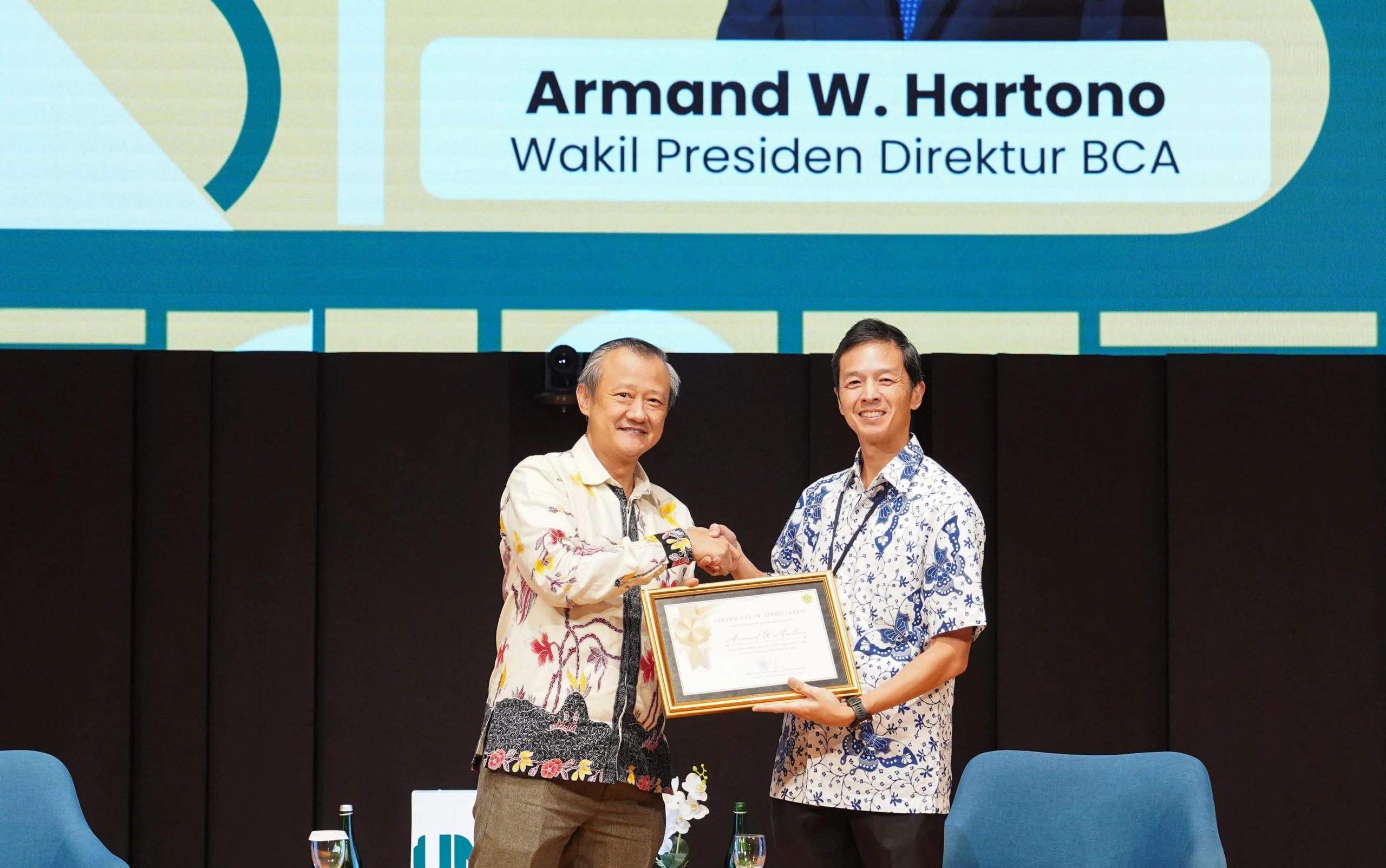 Wakil Presiden Direktur BCA Armand W. Hartono (kanan) menerima sertifikat apresiasi dari Rektor Universitas Katolik Parahyangan (UNPAR) Tri Basuki Joewono (kiri), setelah menjadi pemateri dalam kuliah umum bertema _Infinite Journey: Priceless Inspiration from BCA_ (08/11).