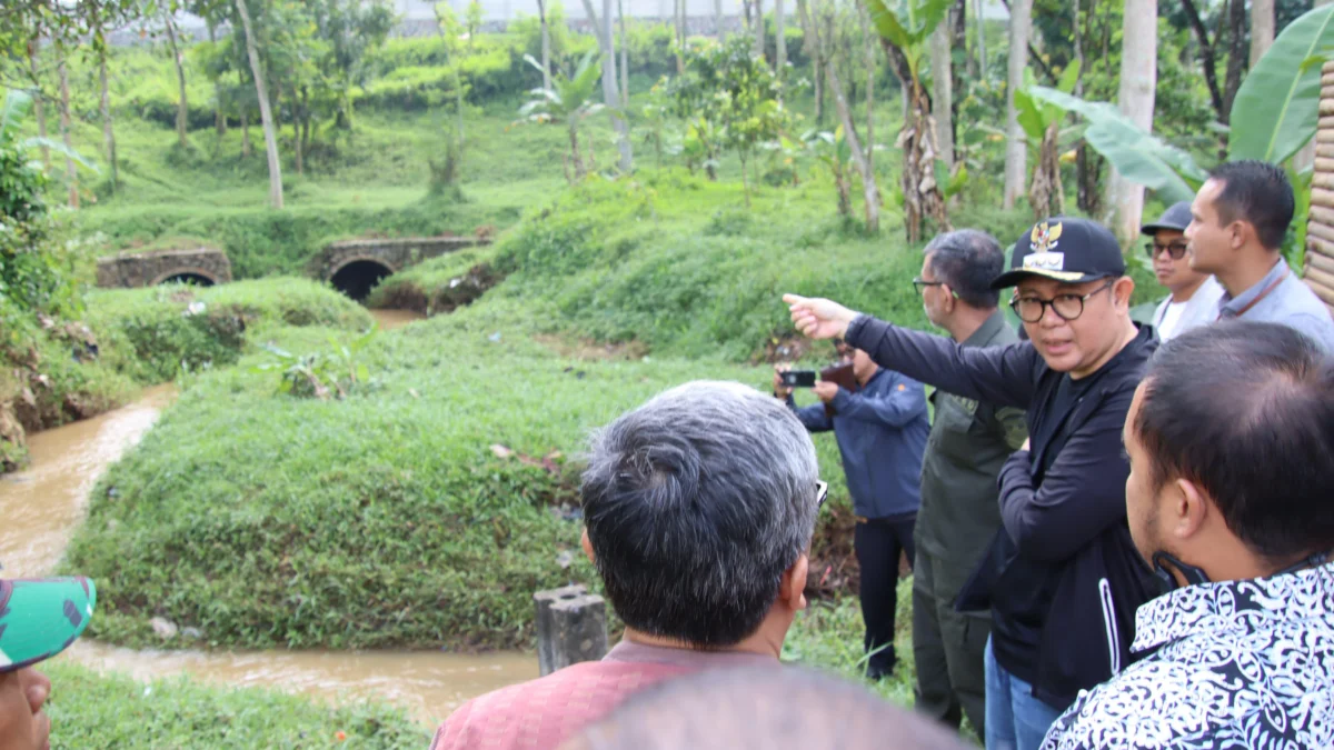 Pj Bupati Bandung Barat Ade Zakir didampingi sejumlah intansi terkait saat meninjau lokasi banjir dampak proyek Tol Cipularang. Jumat (8/11). Dok Prokompim KBB