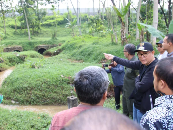 Pj Bupati Bandung Barat Ade Zakir didampingi sejumlah intansi terkait saat meninjau lokasi banjir dampak proyek Tol Cipularang. Jumat (8/11). Dok Prokompim KBB