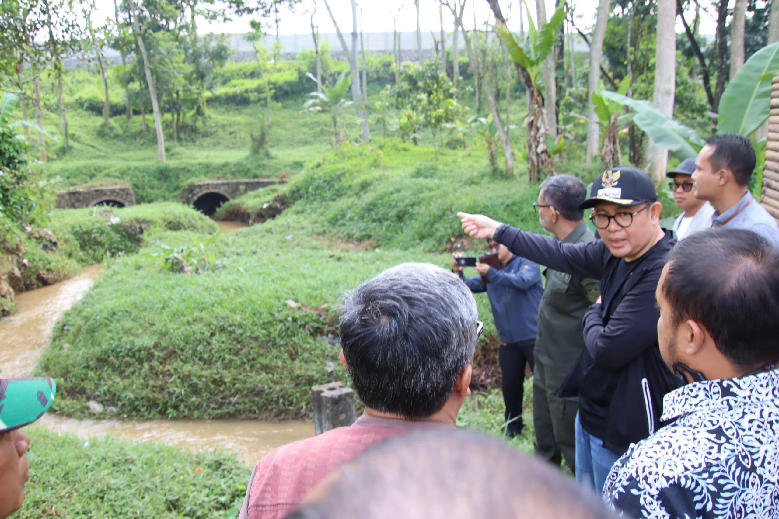 Pj Bupati Bandung Barat Ade Zakir didampingi sejumlah intansi terkait saat meninjau lokasi banjir dampak proyek Tol Cipularang. Jumat (8/11). Dok Prokompim KBB