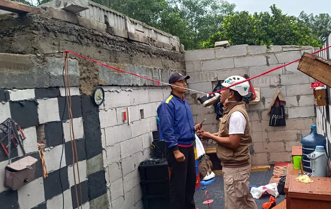 Petugas lapangan BPBD Bandung Barat saat meninjau lokasi terdampak bencana angin kencang di Kecamatan Batujajar. Dok BPBD KBB