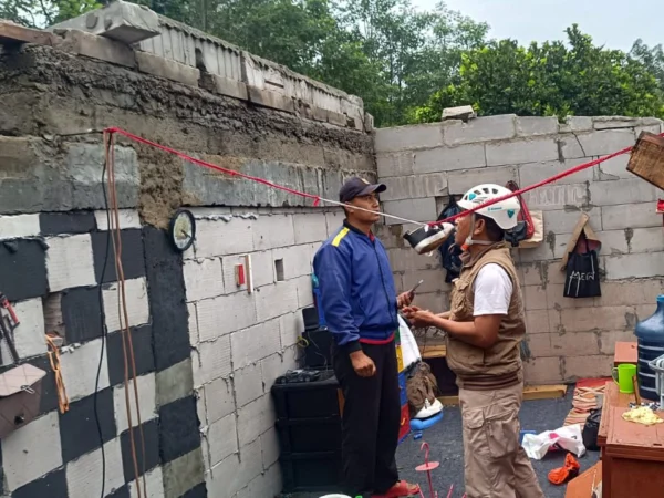 Petugas lapangan BPBD Bandung Barat saat meninjau lokasi terdampak bencana angin kencang di Kecamatan Batujajar. Dok BPBD KBB