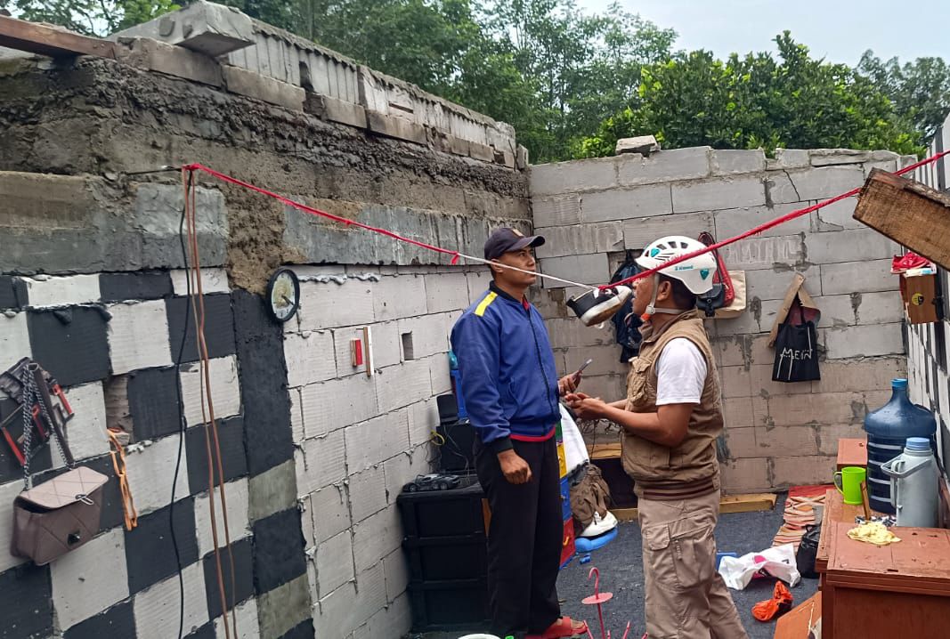 Petugas lapangan BPBD Bandung Barat saat meninjau lokasi terdampak bencana angin kencang di Kecamatan Batujajar. Dok BPBD KBB