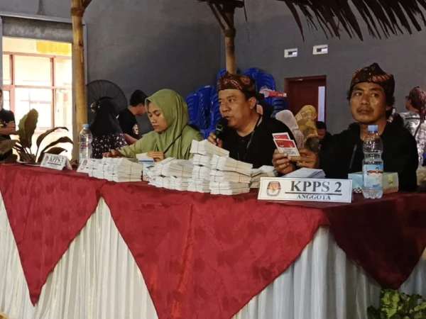 Petugas KPPS yang memberikan surat suara kepada hak pilih dalam simulasi pemungutan surat suara di Kecamatan Sadanyana, Kabupaten Ciamis, Minggu 10 November 2024. (Cecep Herdi/Jabar Ekspres)