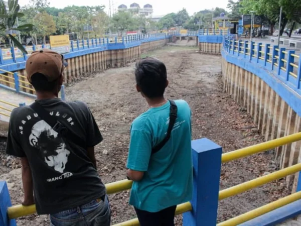 Warga sekitar tengah berada di sekitar kawasan kolam retensi Gedebage, Pasar Induk Gedebage, Kota Bandung. (Dok. Jabar Ekspres)