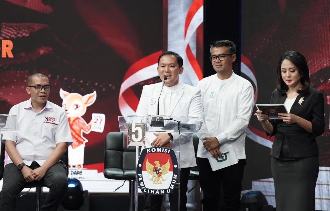 Pasangan Calon Wali Kota dan Wakil Wali Kota Bogor, Dokter Rayendra dan Eka Maulana saat memaparkan programnya dalam Debat Pilkada 2024. (Foto: Yudha Prananda / Istimewa)